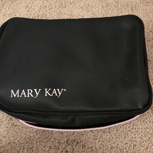 Mary Kay carrying case! 4 zip up pockets inside!